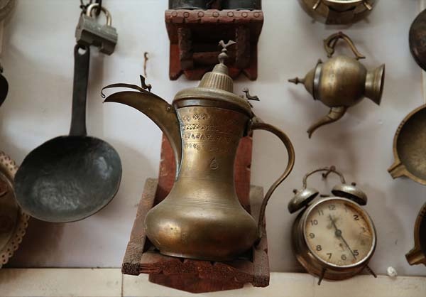 Düzköy ilçesi Aykut Mahallesi'nde yaşayan Hasan ve Şeref Topal kardeşler, 1970 yılında açtıkları çay ocağında, eski evlerden çıkan ve kullanılmayan bakır tabak, sini, tencere gibi mutfak eşyalarını bir araya getirmeye başladı.