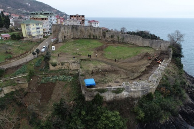 Trabzon'da tarihi kalede kafatası olmayan iskelet bulundu