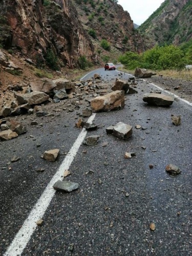 Artvin'de kayaların düştüğü yol, ulaşıma kapandı