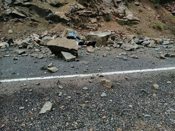 Artvin'de kayaların düştüğü yol, ulaşıma kapandı