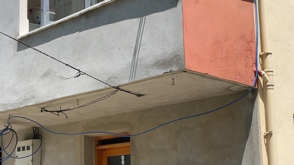 Rize'de elektrik direği yıkılmasın diye yapmadığı kalmadı