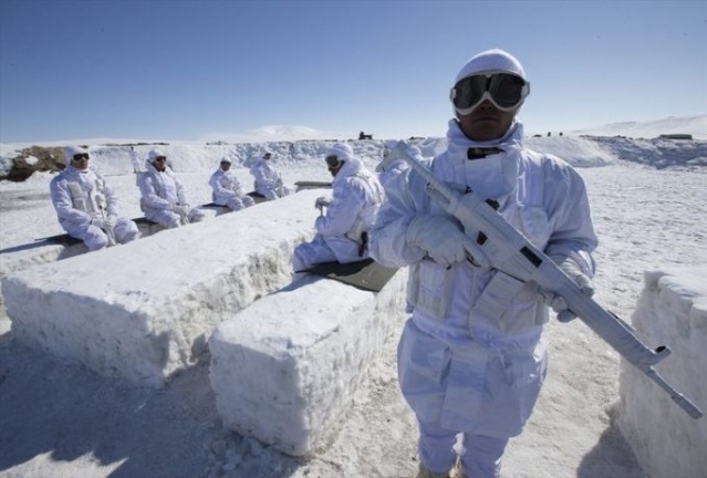 Mehmetçik dondurucu soğukta böyle görüntülendi. 10