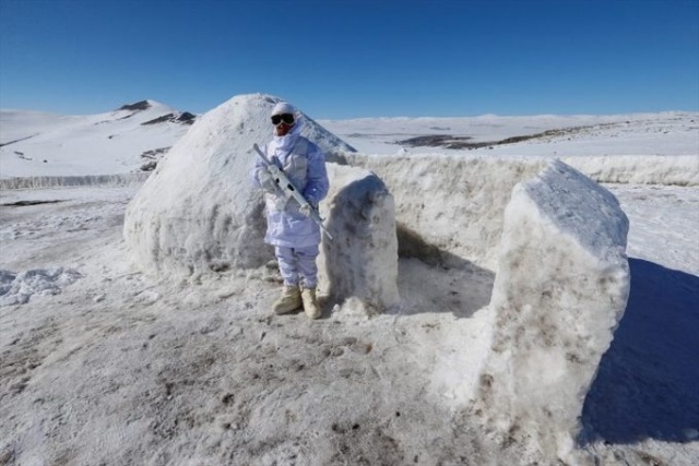 Mehmetçik dondurucu soğukta böyle görüntülendi. 8