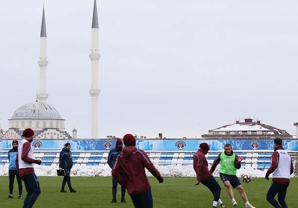 Trabzonspor hazırlıklarını o takımın tesislerinde yaptı 15