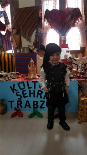 Zehra Kitapçıoğlu Anaokulu öğrencileri Trabzon'un kutuluş yıldönümünü kutladı 25