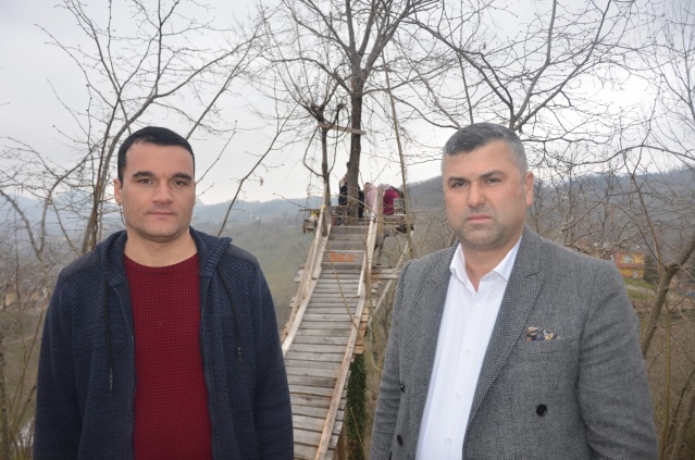 Üzüm asmasına kızdı ağacın tepesine kamelya yaptı 3