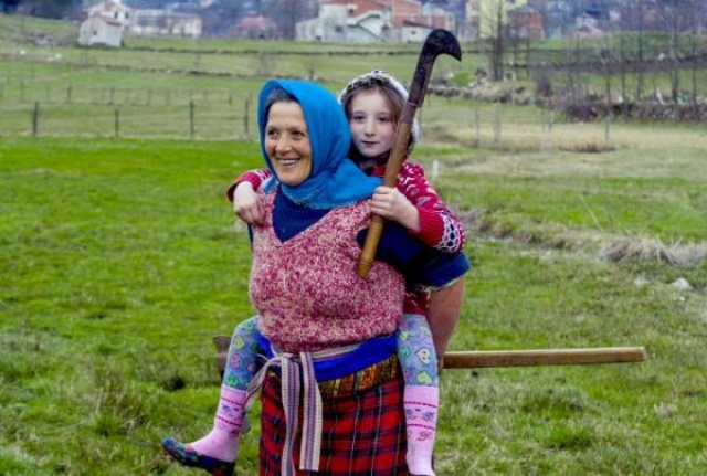 Karadeniz'de kadınlar yaz kış demeden çalışıyor 12