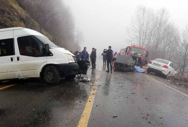 Öğrenci servisi ile otomobil çarpıştı: 2 ölü, 4 yaralı 5