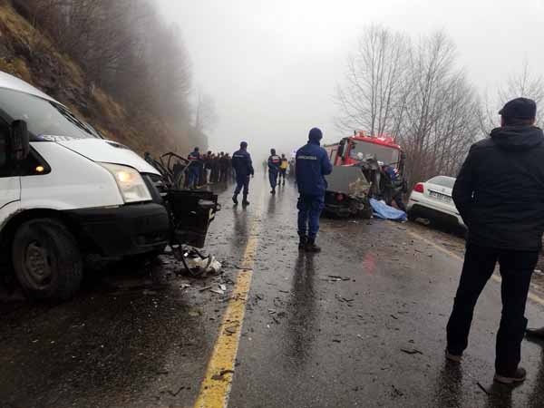 Öğrenci servisi ile otomobil çarpıştı: 2 ölü, 4 yaralı 6