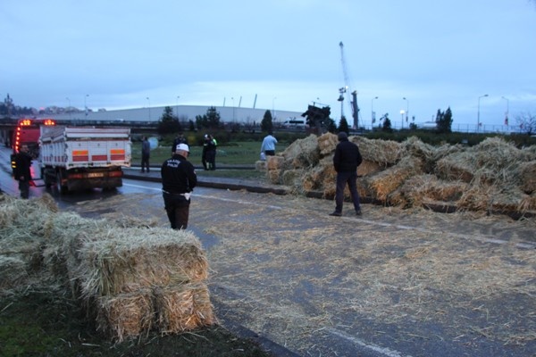 Trabzon'da saman yüklü kamyon devrildi 8
