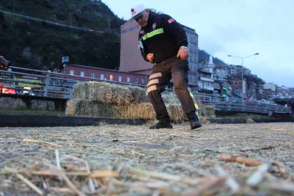 Trabzon'da saman yüklü kamyon devrildi 5