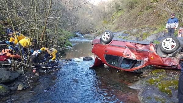 Otomobil dereye uçtu - 3 yaralı 2