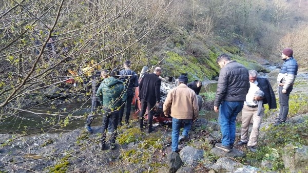 Otomobil dereye uçtu - 3 yaralı 8