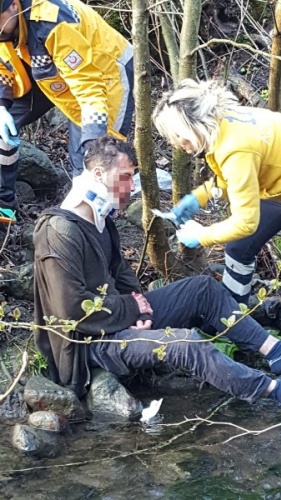 Otomobil dereye uçtu - 3 yaralı 6