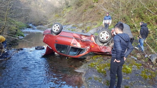 Otomobil dereye uçtu - 3 yaralı 4