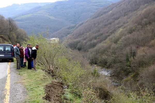 Otomobil dereye uçtu - 3 yaralı 7