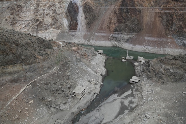 Artvin'de baraj suyu çekildi, asırlık köy ortaya çıktı! 6