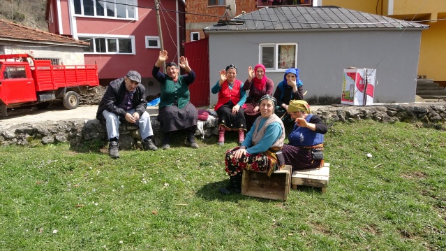 Bahar geldi Karadeniz kadını tarlaya indi 13