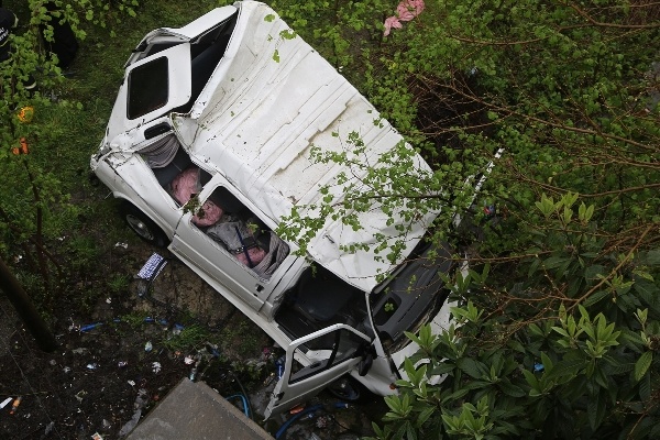 İşçileri taşıyan minibüs fındık bahçesine uçtu - 7 yaralı 3