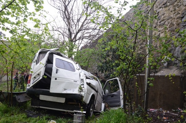 İşçileri taşıyan minibüs fındık bahçesine uçtu - 7 yaralı 11