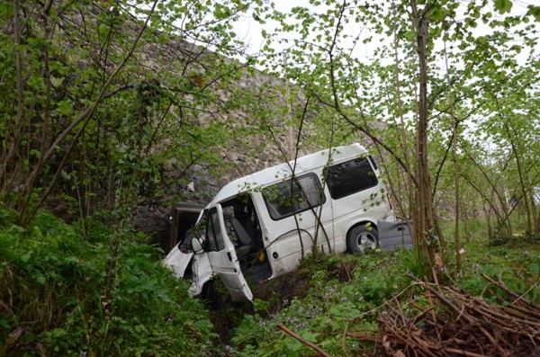 İşçileri taşıyan minibüs fındık bahçesine uçtu - 7 yaralı 13