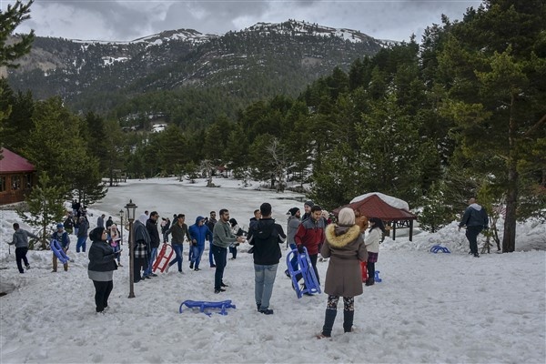 Karla kaplı yolu ulaşıma açılınca Arap turistler soluğu orada aldı 13