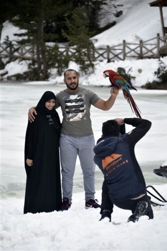 Karla kaplı yolu ulaşıma açılınca Arap turistler soluğu orada aldı 3