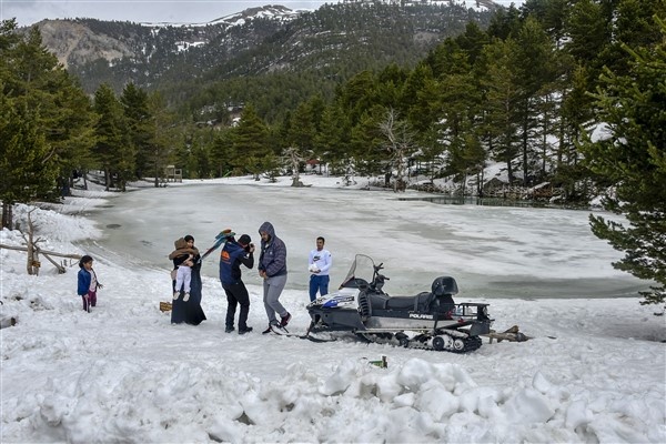 Karla kaplı yolu ulaşıma açılınca Arap turistler soluğu orada aldı 15