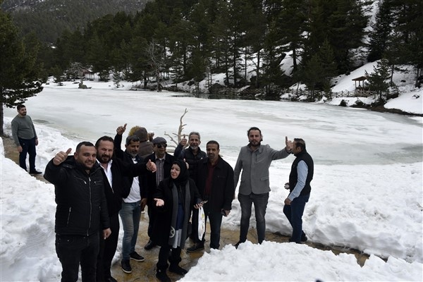 Karla kaplı yolu ulaşıma açılınca Arap turistler soluğu orada aldı 4