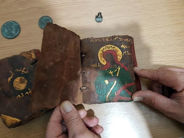 Kaçarken attıkları poşetten paha biçilemez tarih çıktı! 1