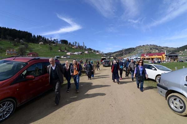 Trabzon'un Mor yaylasına ziyaretçi akını 12