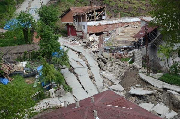 Heyelan bölgesinde duygusal anlar 9