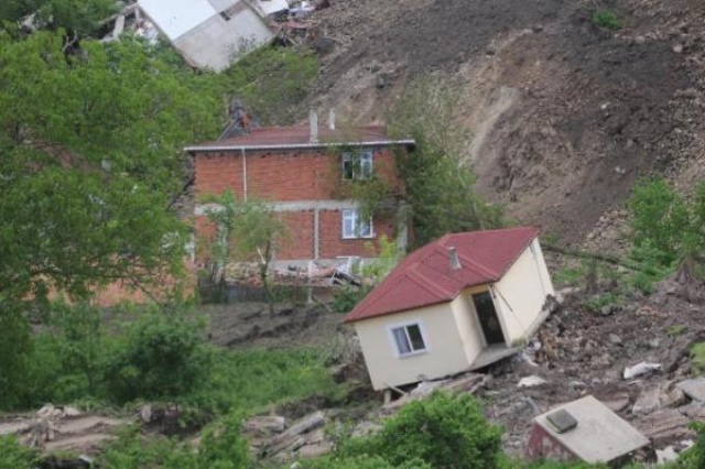 Heyelanın vurduğu mahallaye gözü yaşlı veda 9