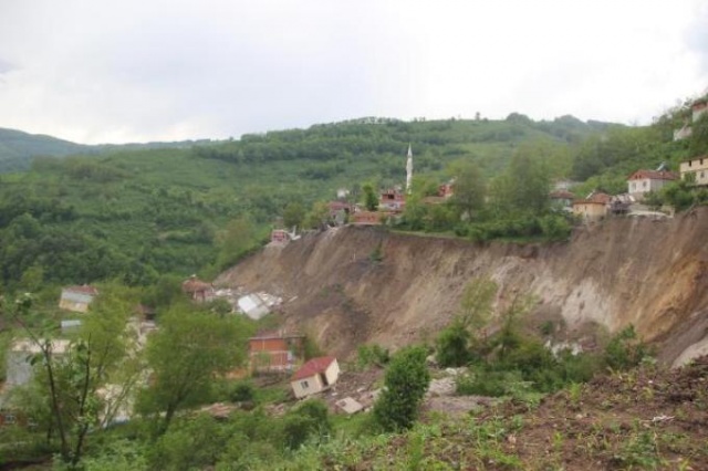 Heyelanın vurduğu mahallaye gözü yaşlı veda 13