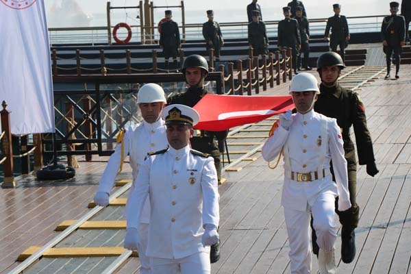 Atatürk’ü temsil eden bayrak karaya çıkarıldı 7