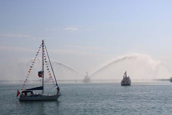 Atatürk’ü temsil eden bayrak karaya çıkarıldı 2