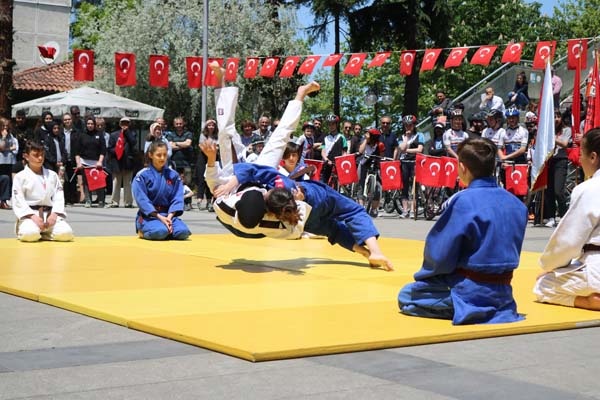 Akçaabat’ta 100. Yıldönümünde Gençlik Bayramı kutlandı 14