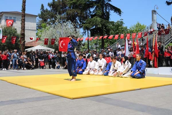 Akçaabat’ta 100. Yıldönümünde Gençlik Bayramı kutlandı 12