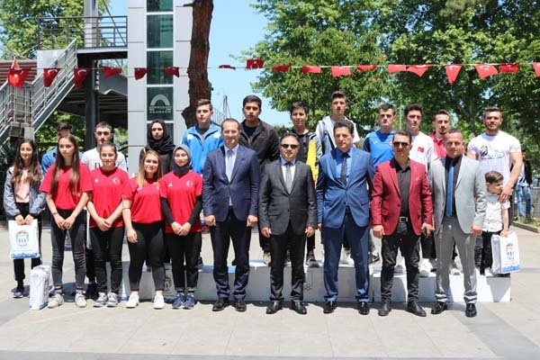 Akçaabat’ta 100. Yıldönümünde Gençlik Bayramı kutlandı 8