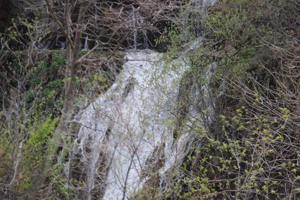 Doğa harikası şelaleye ziyaretçi akını 5