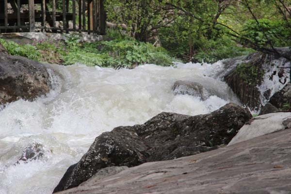 Doğa harikası şelaleye ziyaretçi akını 8
