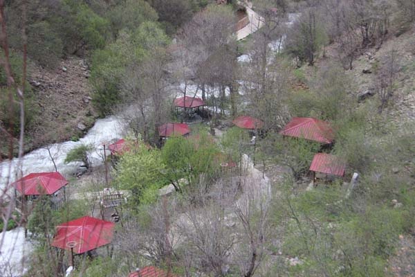 Doğa harikası şelaleye ziyaretçi akını 9