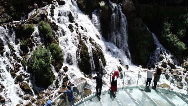 Doğa harikası şelaleye ziyaretçi akını 10