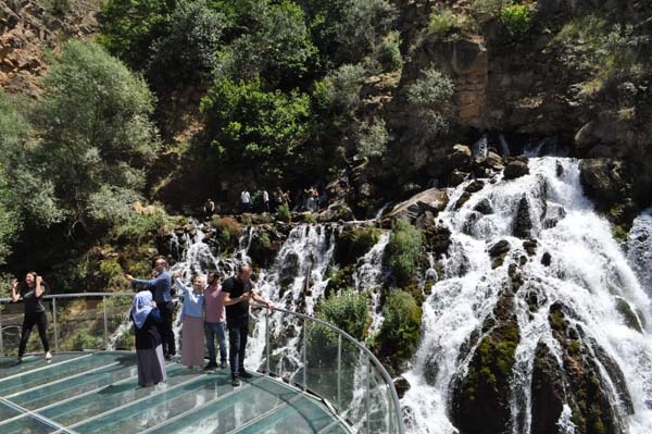 Doğa harikası şelaleye ziyaretçi akını 15