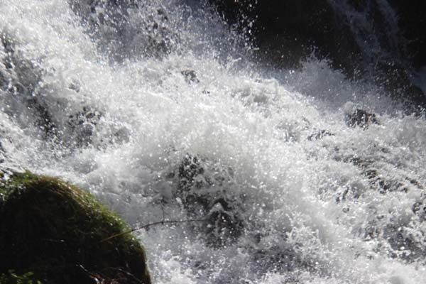 Doğa harikası şelaleye ziyaretçi akını 3