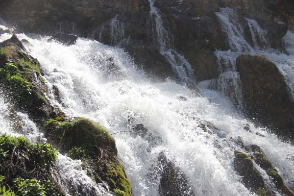 Doğa harikası şelaleye ziyaretçi akını 4