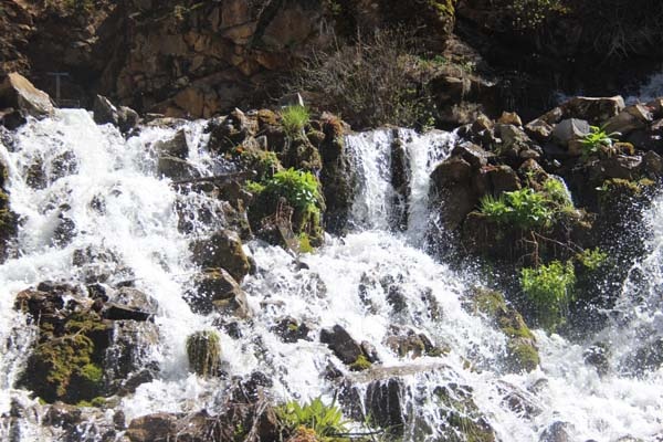 Doğa harikası şelaleye ziyaretçi akını 6