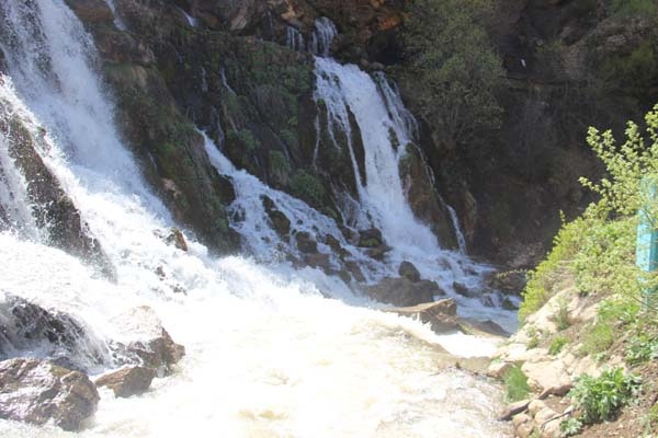 Doğa harikası şelaleye ziyaretçi akını 14