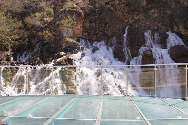 Doğa harikası şelaleye ziyaretçi akını 12