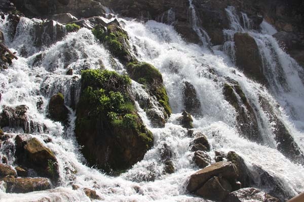Doğa harikası şelaleye ziyaretçi akını 13